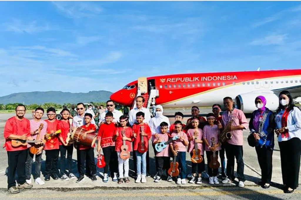 Presiden Jokowi dan Ibu Iriana turut menyanyikan lagu itu, bertepuk tangan, dan mengapresiasi keahlian anak-anak yang bermain musik, serta mengajak foto bersama.