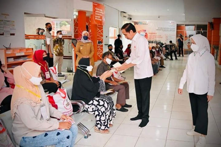 Setiba di Kantor Pos, Presiden dan rombongan menyapa warga yang menunggu giliran menerima BLT BBM kemudian masuk ke dalam ruangan. 
