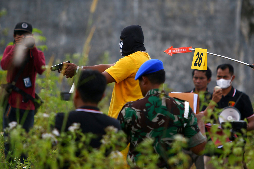 Seorang tersangka memperagakan salah satu adegan rekonstruksi pembunuhan disertai mutilasi di Mimika, Papua, pada Sabtu, 3 September 2022. 10 orang menjadi tersangka kasus mutilasi terhadap empat warga Nduga pada Senin, 22 Agustus 2022 malam di kawasan SP 1, Distrik Mimika Baru.
