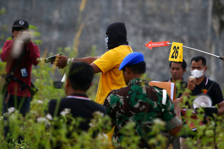 Seorang tersangka memperagakan salah satu adegan rekonstruksi pembunuhan disertai mutilasi di Mimika, Papua, pada Sabtu, 3 September 2022. 10 orang menjadi tersangka kasus mutilasi terhadap empat warga Nduga pada Senin, 22 Agustus 2022 malam di kawasan SP 1, Distrik Mimika Baru.