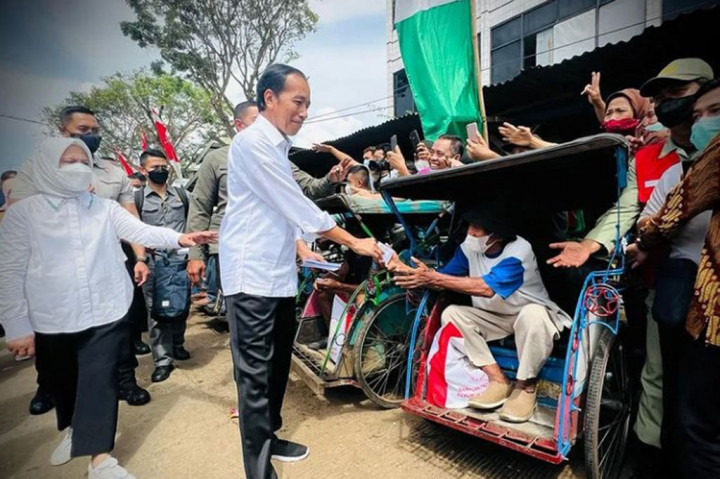 Presiden Joko Widodo dan Ibu Negara Iriana Joko Widodo mengunjungi Pasar Pasir Gintung, Kota Bandar Lampung, pada Sabtu, 3 September 2022, untuk menyapa sekaligus memberikan bantuan sosial kepada para pedagang pasar dan kaki lima.