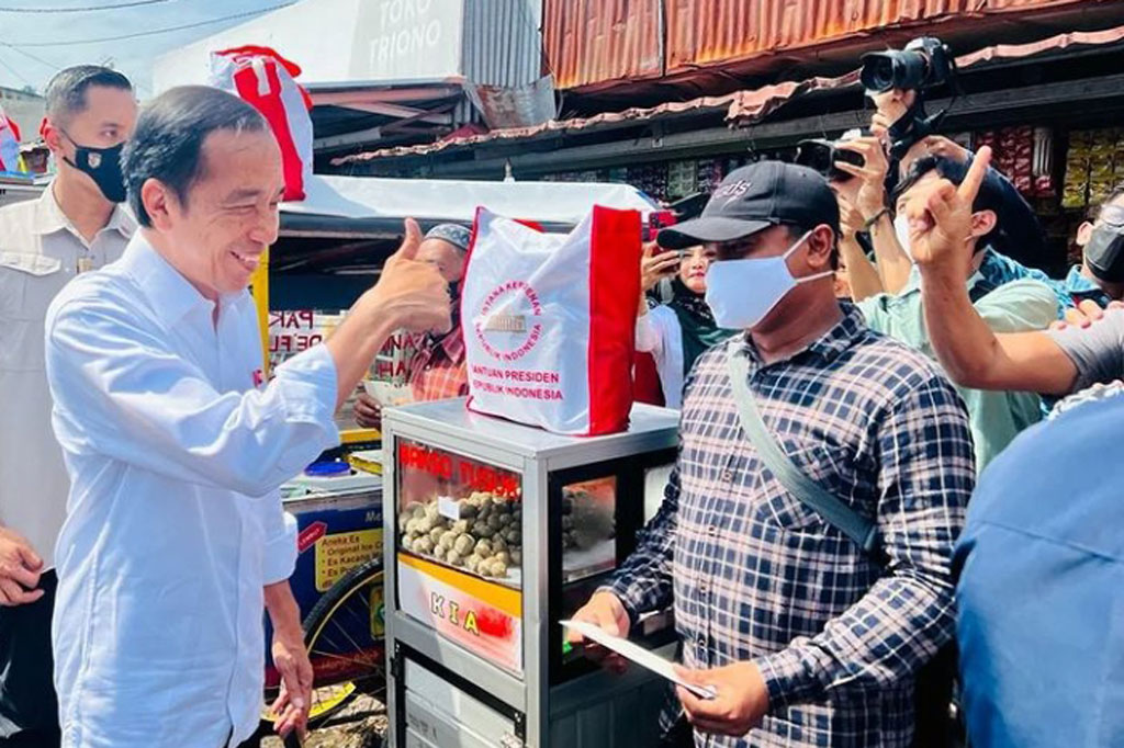 Selain kepada pedagang pembagian bantuan Presiden tersebut juga menyasar pedagang kaki lima di pasar tradisional itu. Bantuan yang diberikan tersebut meliputi bantuan modal kerja dan bantuan sosial lainnya yang bertujuan untuk membantu masyarakat.