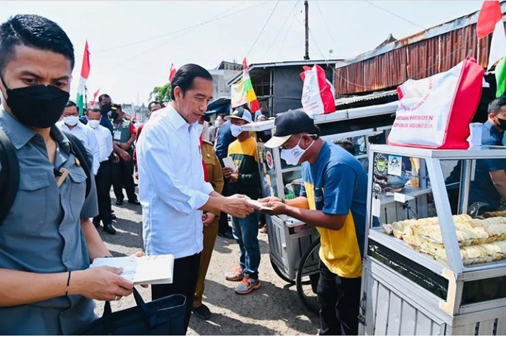Pada kesempatan tersebut Presiden Jokowi juga berkesempatan menyapa masyarakat yang hadir untuk berbelanja, tukang becak, dan ojek pangkalan sembari membagikan kaos.