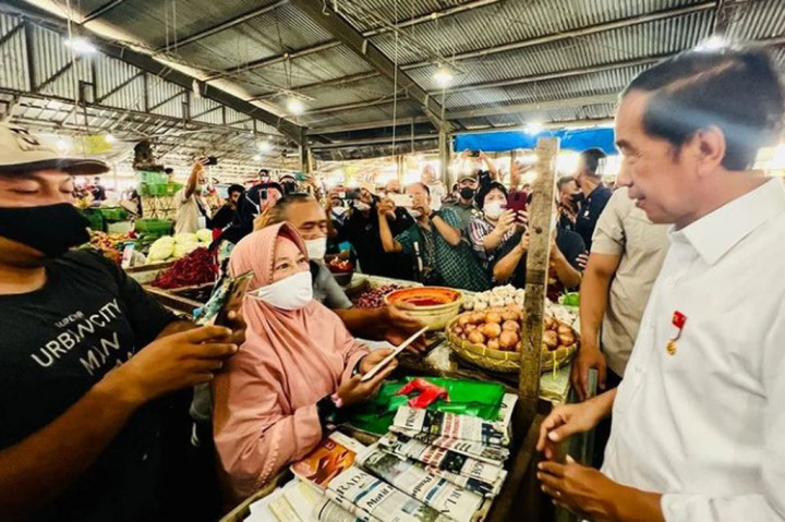 Kehadiran Presiden Jokowi di Pasar Pasir Gintung untuk berinteraksi dengan masyarakat tersebut berlanjut dengan berbincang dengan sejumlah pedagang, sebelum orang nomor satu di Indonesia itu melanjutkan perjalanan menuju Bandara Radin Inten II Lampung. 