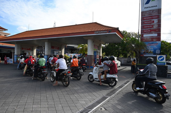 Pengendara sepeda motor antre untuk mengisi bahan bakar minyak (BBM) di salah satu SPBU di Jakarta, Sabtu, 3 September 2022.