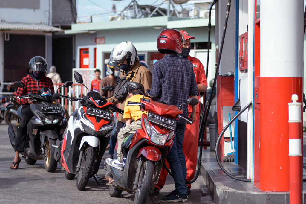 Kemudian, untuk BBM non-subsidi, pemerintah pemerintah menyesuaikan harga Pertamax dari Rp12.500 per liter menjadi Rp14.500 per liter.
