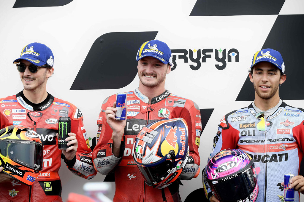 Enea Bastianini dari tim Gresini finis P3 mengungguli Marco Bezzecchi dari tim Mooney VR46. Menyusul penalti Bagnaia, kedua pembalap naik satu posisi dan membuat Ducati menguasai baris terdepan.