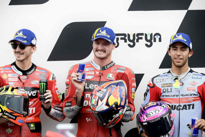 Enea Bastianini dari tim Gresini finis P3 mengungguli Marco Bezzecchi dari tim Mooney VR46. Menyusul penalti Bagnaia, kedua pembalap naik satu posisi dan membuat Ducati menguasai baris terdepan.