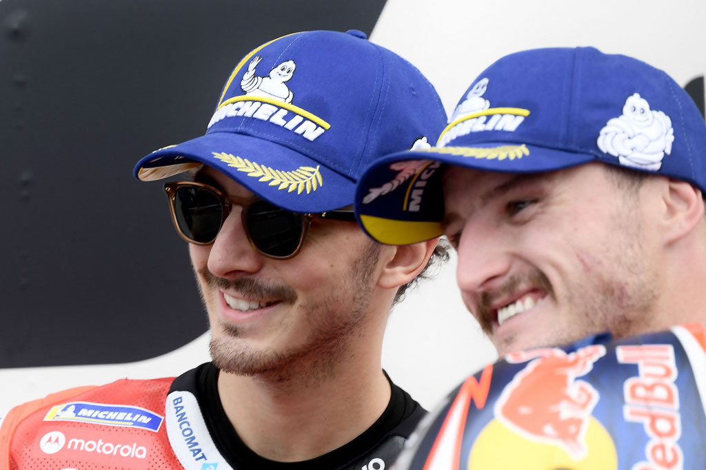 Pembalap Ducati Jack Miller mengalahkan rekan satu timnya, Francesco Bagnaia dengan margin 0,015 detik demi merebut pole position Grand Prix San Marino di Sirkuit Misano, Sabtu, 3 September 2022. Namun Bagnaia harus terkena penalti karena penalti setelah kedapatan melaju pelan di racing line.