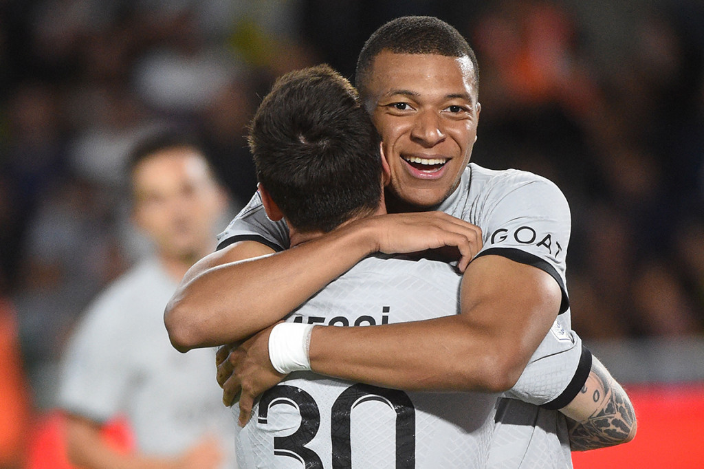 Paris Saint-Germain mengalahkan Nantes 3-0 dalam lanjutan Liga Prancis musim ini. Kylian Mbappe menjadi bintang dengan torehan dua golnya, yang semuanya diciptakan berkat assist Lionel Messi.