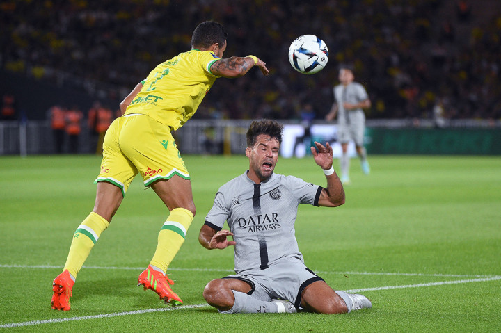 Apalagi, sejak menit ke-24, Nantes harus bermain dengan 10 orang di lapangan usai Fabio mendapatkan kartu merah.