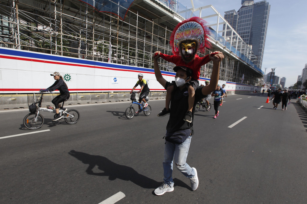 Area Car Free Day (CFD) di DKI Jakarta dipadati oleh warga pada Minggu, 4 September 2022. 