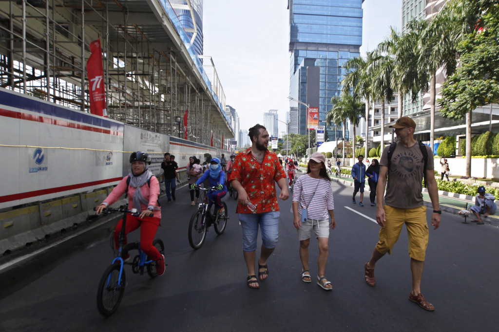 Terpantau, warga berpakaian olahraga melakukan kegiatan lari hingga jalan santai. Selain berolahraga, beberapa warga lainnya turut berswafoto di area Bundaran HI.