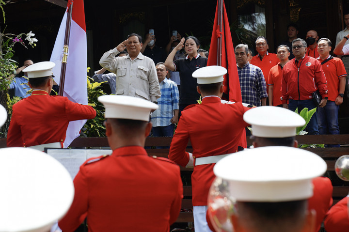Ketua DPP PDI Perjuangan sekaligus Ketua DPR Puan Maharani hari ini menyambangi kediaman Prabowo Subianto. Ini adalah rangkaian safari politik Puan yang memang ditugaskan oleh Ketua Umum PDIP Megawati Soekarnoputri.