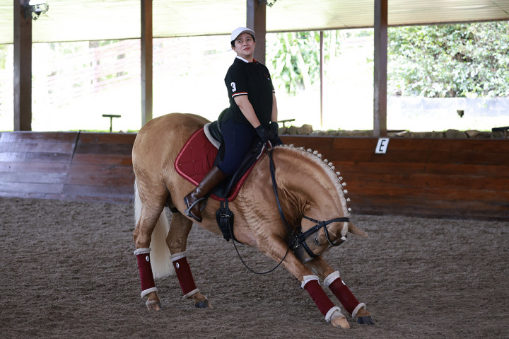 Sementara itu, Puan mengaku senang diajari Prabowo berkuda. 