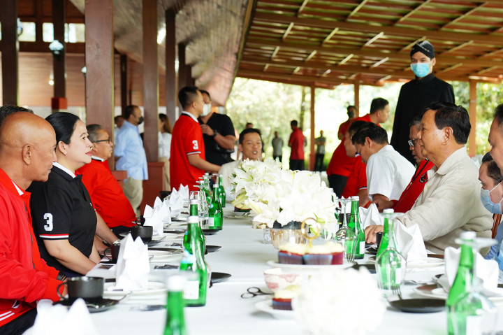 Sementara itu, dalam kesempatan yang sama Prabowo mengatakan selain berlatih dan bicara soal kuda, mereka juga sempat makan bersama. Perbincangan mereka, kata Prabowo, soal masyarakat Indonesia.