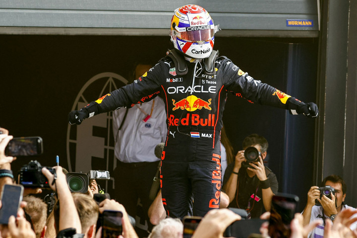 Ini adalah kemenangan keempat secara beruntun Verstappen di F1 2022. Sebelumnya dia juga menjadi juara di Prancis, Hungaria, dan Belgia.