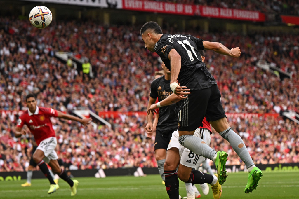 Arsenal sempat unggul 1-0 lewat Gabriel Martinelli di menit ke-12. Wasit mengecek VAR, gol itu dianulir karena ada pelanggaran lebih dulu oleh Odegaard ke Eriksen.