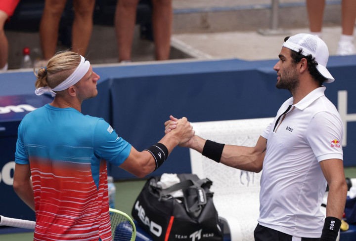 Unggulan ke-13 berusia 26 tahun dari Roma itu mengalahkan petenis Spanyol Alejandro Davidovich Fokina 3-6, 7-6(7/2), 6-3, 4-6, 6-2 untuk melaju ke perempat final melawan Casper Ruud dari Norwegia.