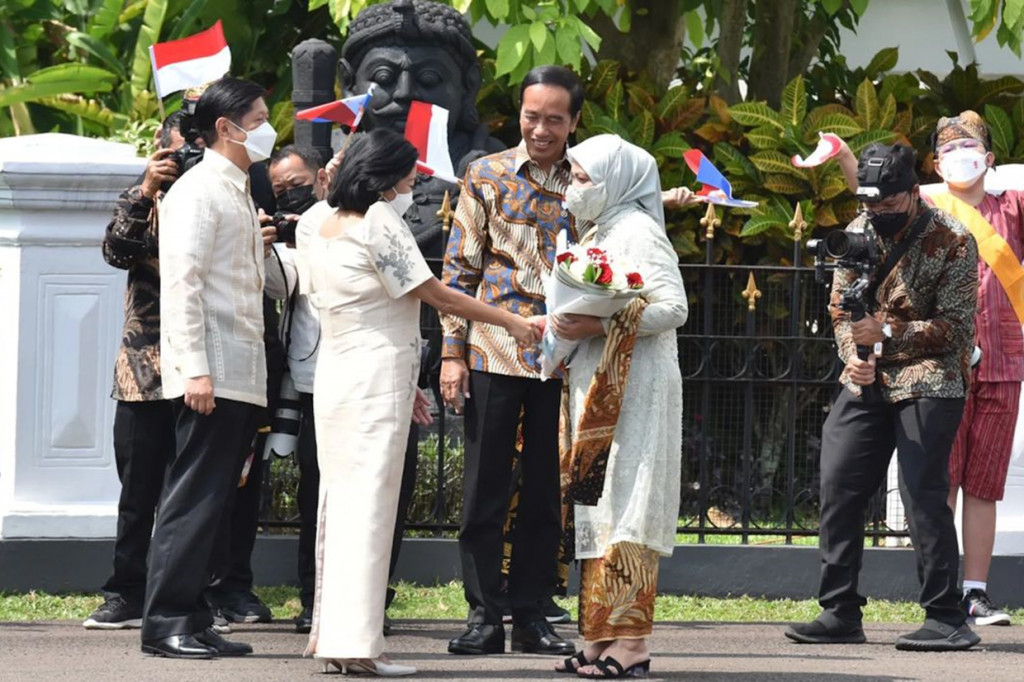 Presiden Joko Widodo didampingi oleh Ibu Negara Iriana Jokowi menyambut kunjungan kenegaraan Presiden Republik Filipina Ferdinand Romualdez Marcos Jr. beserta Ibu Louise Araneta–Marcos, di Istana Kepresidenan Bogor, Jawa Barat, Senin, 5 September 2022.