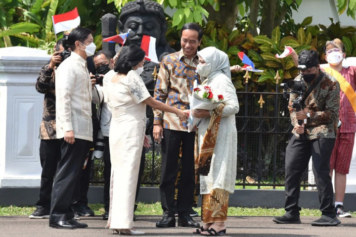 Presiden Joko Widodo didampingi oleh Ibu Negara Iriana Jokowi menyambut kunjungan kenegaraan Presiden Republik Filipina Ferdinand Romualdez Marcos Jr. beserta Ibu Louise Araneta–Marcos, di Istana Kepresidenan Bogor, Jawa Barat, Senin, 5 September 2022.