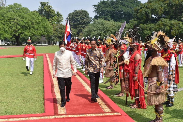 Setiba di halaman depan Istana Kepresidenan Bogor, Presiden Republik Filipina dan Ibu Louise Araneta langsung disambut oleh Presiden Jokowi dan Ibu Iriana Jokowi. Prosesi kemudian dilanjutkan dengan upacara kenegaraan dengan mengumandangkan lagu kebangsaan Filipina Lupang Hinirang dan lagu kebangsaan Indonesia Indonesia Raya diiringi dentuman meriam sebanyak 21 kali, dan inspeksi jajar kehormatan.