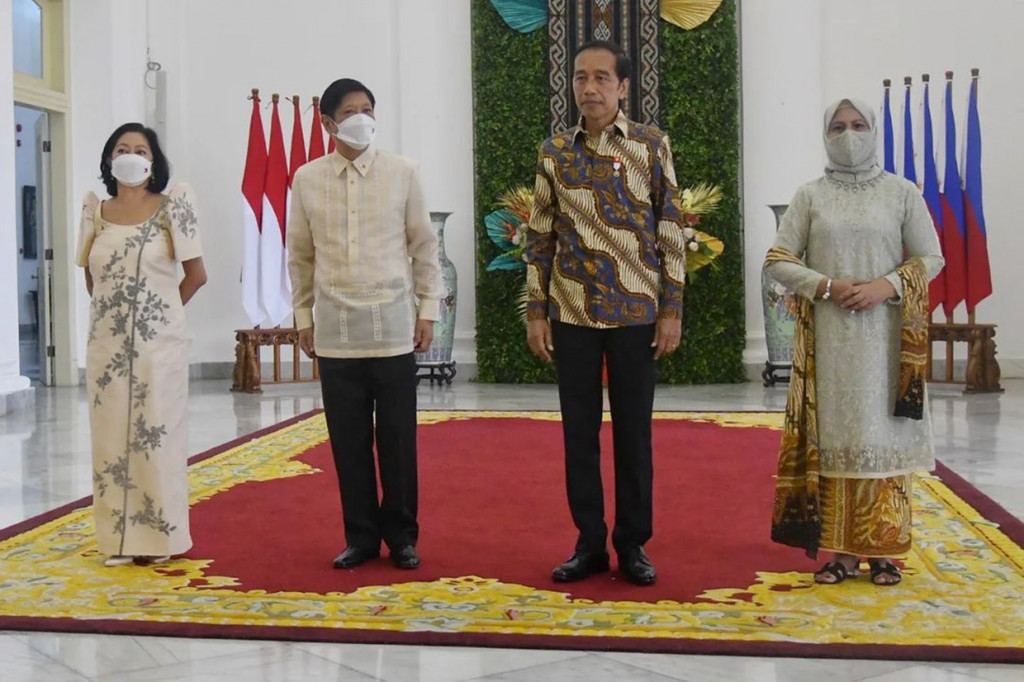 Setelah itu, kedua pemimpin negara didampingi pasangan masing-masing, menuju Ruang Teratai untuk melakukan sesi foto bersama dan penandatanganan buku tamu.