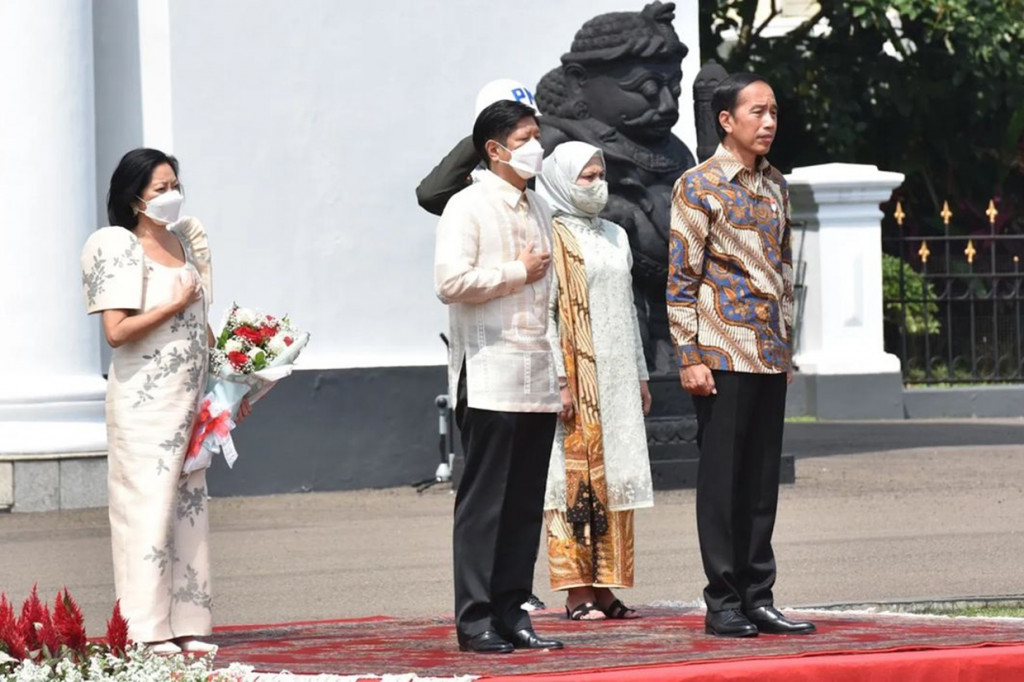 Presiden Marcos Jr. dan Ibu Louise Araneta beserta rombongan tiba di halaman Istana Kepresidenan Bogor sekitar pukul 10.00 WIB. Ketibaan diiringi dengan pasukan berkuda, pasukan berbusana tradisional, dan marching band Paspampres.