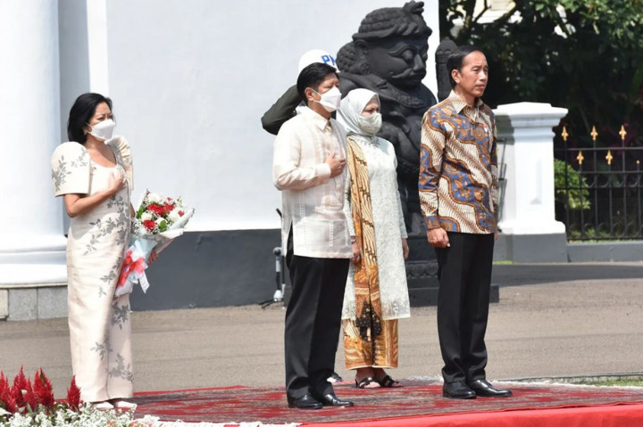 Presiden Marcos Jr. dan Ibu Louise Araneta beserta rombongan tiba di halaman Istana Kepresidenan Bogor sekitar pukul 10.00 WIB. Ketibaan diiringi dengan pasukan berkuda, pasukan berbusana tradisional, dan marching band Paspampres.