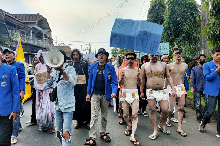 Ratusan mahasiswa yang tergabung dalam Pergerakan Mahasiswa Islam Indonesia (PMII) Tasikmalaya menggelar unjuk rasa menolak kenaikan harga BBM, Senin, 5 September 2022.