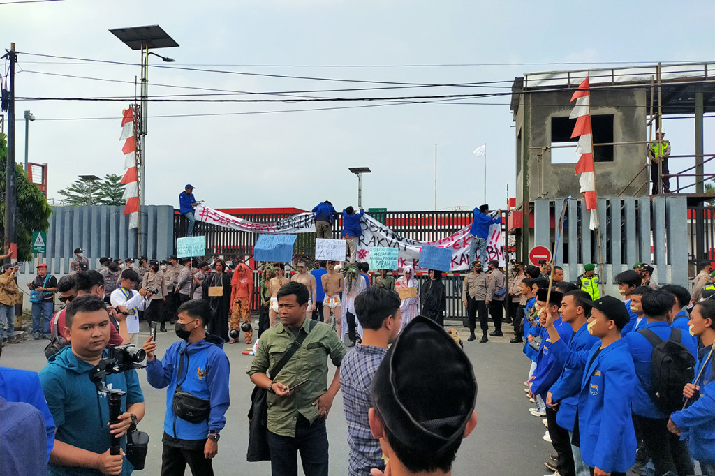 Alhasil, arus lalu lintas dari dan menuju Tasikmalaya sempat tersendat.