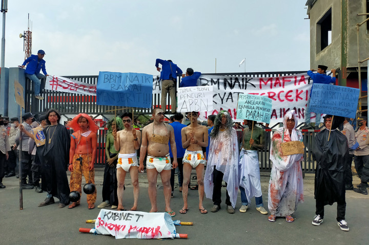 Dalam aksinya, mereka melakukan aksi teatrikal dengan memakai kostum hantu, hingga memblokir jalan dari arah Kota Tasikmalaya menuju Ciamis ke Pangandaran tepatnya di Depot terminal Pertamina Tasikmalaya.