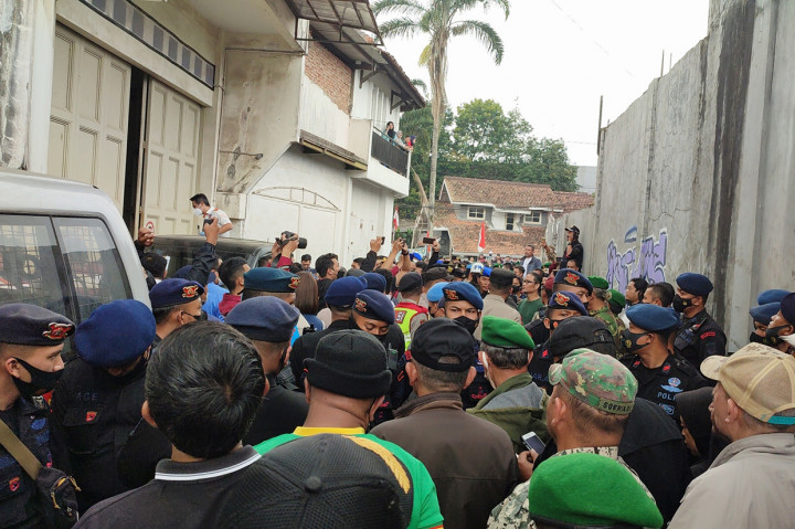 Anggota Brimob Polda Jabar melakukan pengamanan pada saat rekonstruksi kasus penganiayaan yang menyebabkan tewasnya Letkol (Purn) M. Mubin di Jalan Adiwarta Lembang, Kabupaten Bandung Barat, Senin, 5 September 2022.