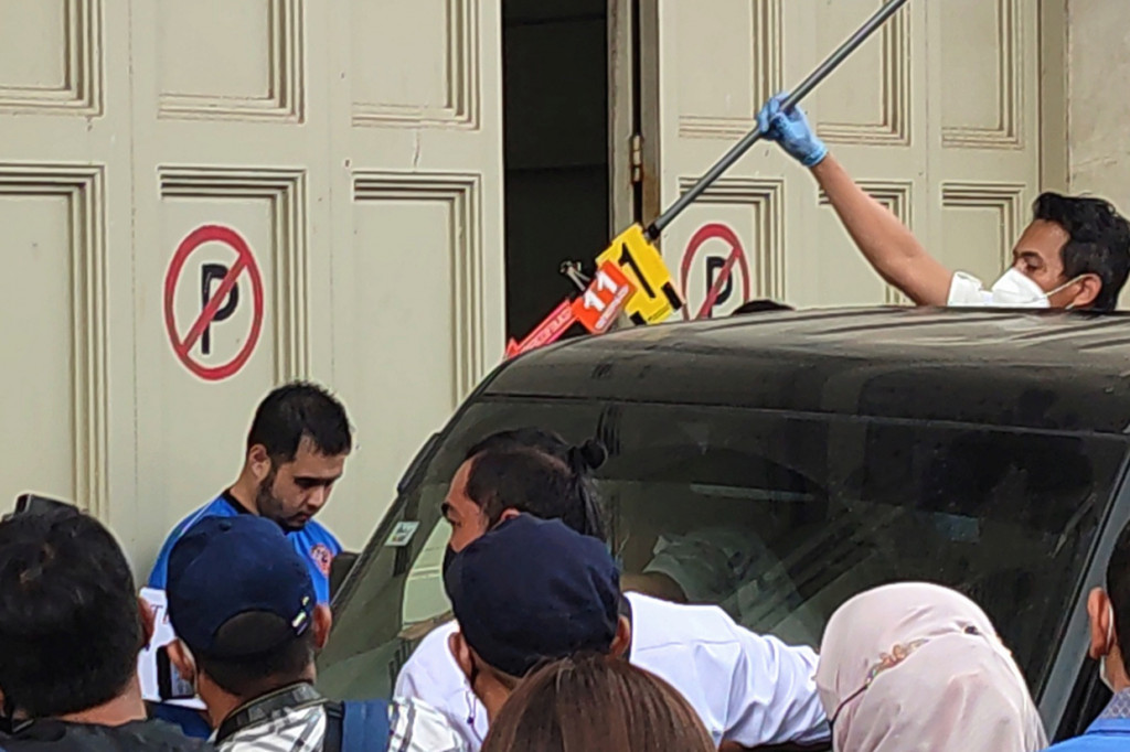 Hendri Hernando, tersangka pembunuhan seorang purnawirawan TNI bernama Letkol (Purn) M. Mubin menjalani reka adegan di lokasi kejadian, Jalan Adiwarta Lembang, Kabupaten Bandung Barat, Senin, 5 September 2022.