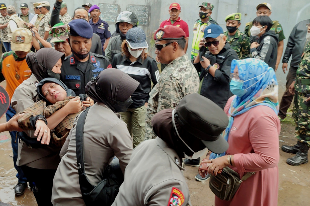 Anggota polwan menenangkan seorang keluarga korban almarhum Letkol (Purn) M. Mubin saat menyaksikan rekonstruksi di Jalan Adiwarta Lembang, Kabupaten Bandung Barat, Senin, 5 September 2022.