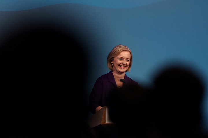 Dilansir dari Kantor berita AFP, Liz Truss mengalahkan saingannya, Rishi Sunak, dengan 81.326 suara (57 persen) berbanding 60.399 suara (43 persen) dalam pemilihan internal yang diadakan setelah Boris Johnson mundur pada bulan Juli.