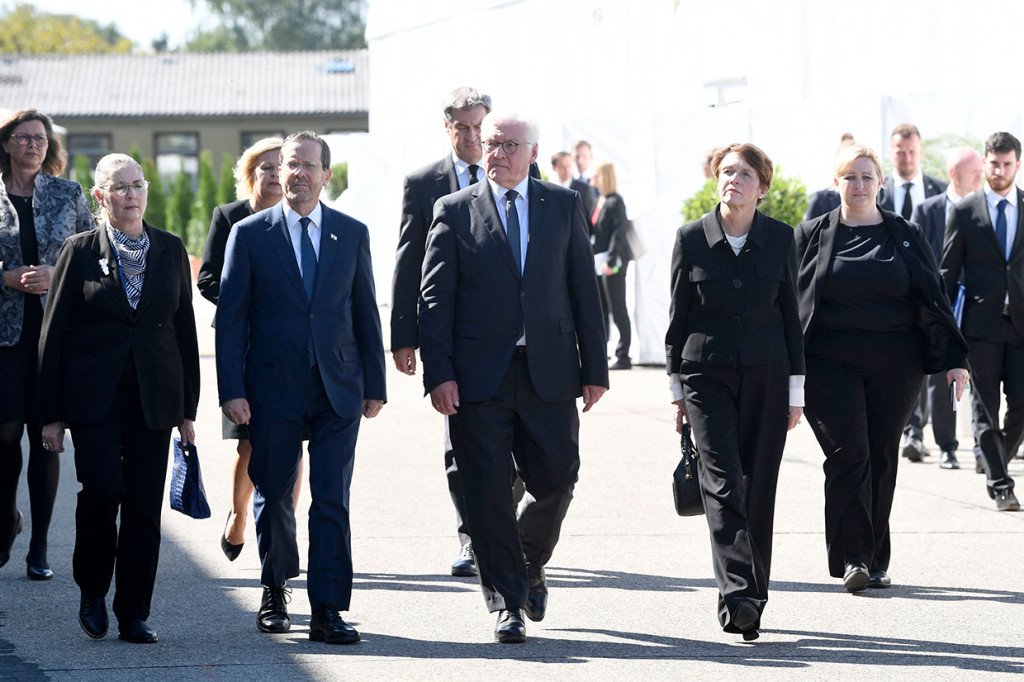 Ayah Herzog, yakni Chaim Herzog yang juga pernah menjabat sebagai kepala negara Israel, termasuk di antara pasukan Inggris yang membebaskan kamp tersebut pada April 1945.