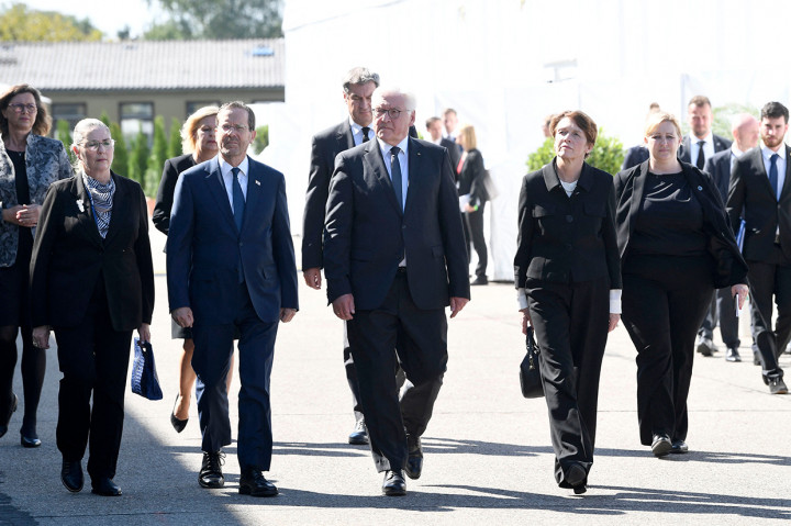 Ayah Herzog, yakni Chaim Herzog yang juga pernah menjabat sebagai kepala negara Israel, termasuk di antara pasukan Inggris yang membebaskan kamp tersebut pada April 1945.