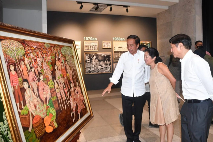 Presiden Joko Widodo (Jokowi) mengajak Presiden Republik Filipina Ferdinand Romualdez Marcos Jr dan istrinya Louise Araneta Marcos berkeliling meninjau Sarinah, Jakarta Pusat, Senin, 5 September 2022.