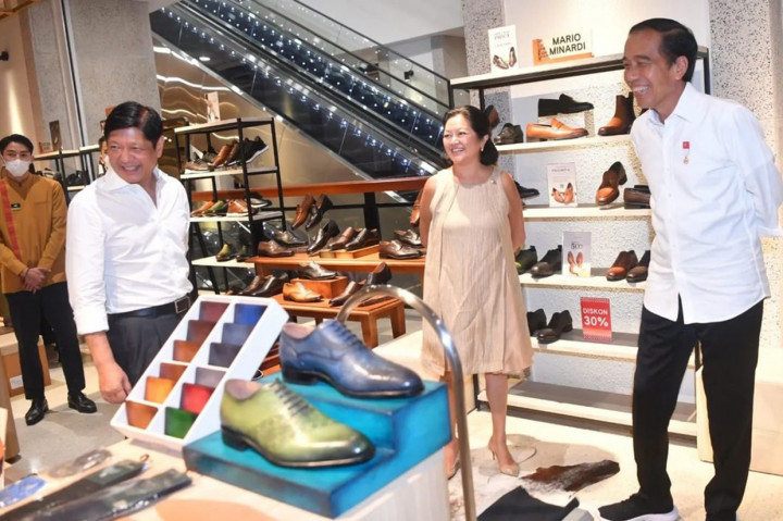 Tampak Presiden Jokowi tiba di Gedung Sarinah sekira pukul 18.20 WIB. Di sana, kedua pemimpin tampak melihat-lihat beberapa produk retail buatan Indonesia seperti sepatu dan tas.