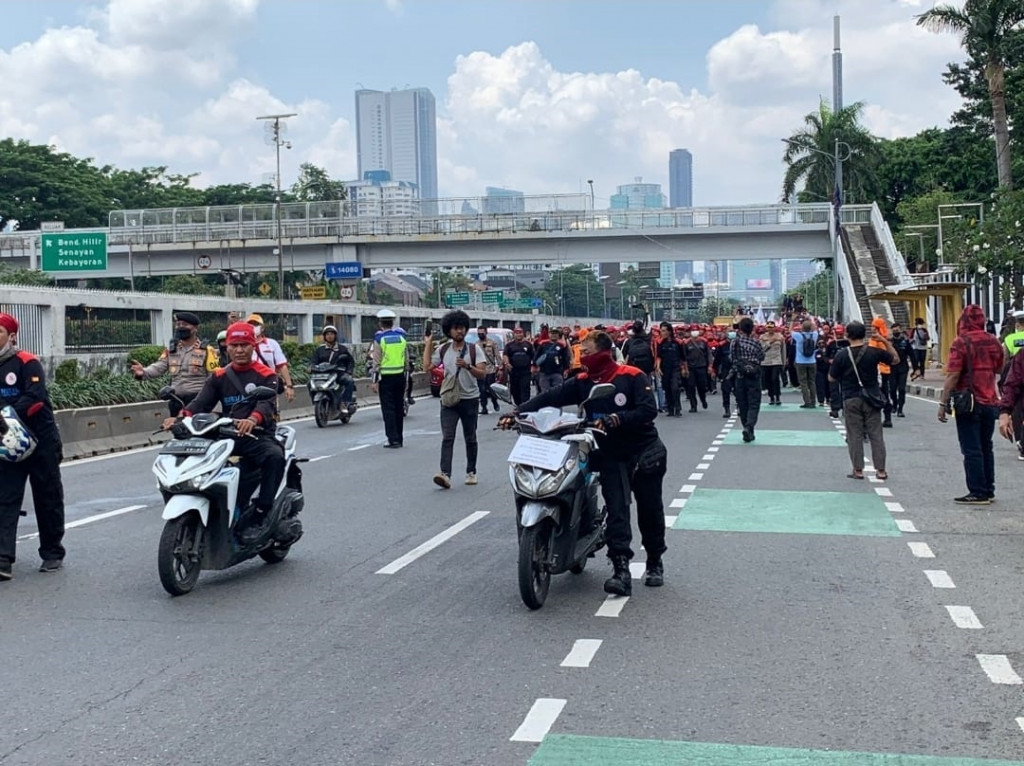 Sementara itu, sebanyak 7.200 personel gabungan TNI-Polri diturunkan untuk menjaga aksi demo di DPR dan Patung Kuda.