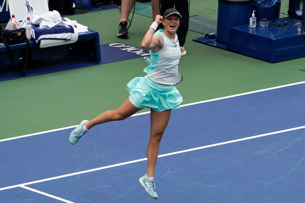 Petenis nomor satu dunia Iga Swiatek melakukan selebrasi usai menjadi wanita Polandia pertama yang mencapai perempat final US Open.