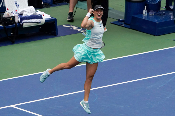Petenis nomor satu dunia Iga Swiatek melakukan selebrasi usai menjadi wanita Polandia pertama yang mencapai perempat final US Open.
