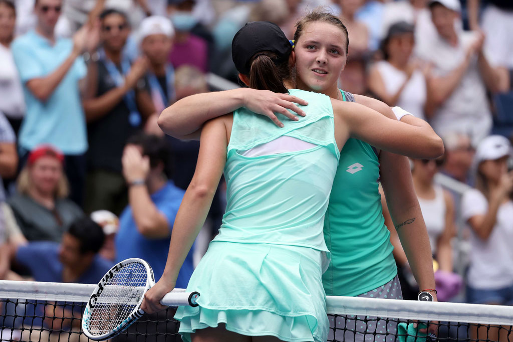 Swiatek di laga 16 besar mengalahkan Jule Niemeier dari Jerman dengan skor 2-6, 6-4, 6-0.