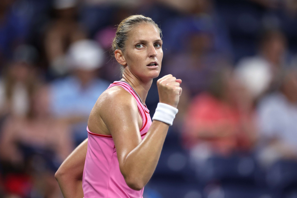 Karolina Pliskova mengalahkan petenis Belarus Victoria Azarenka dalam tiga set untuk mencapai perempat final US Open di New York, Senin, 5 September 2022, waktu setempat.