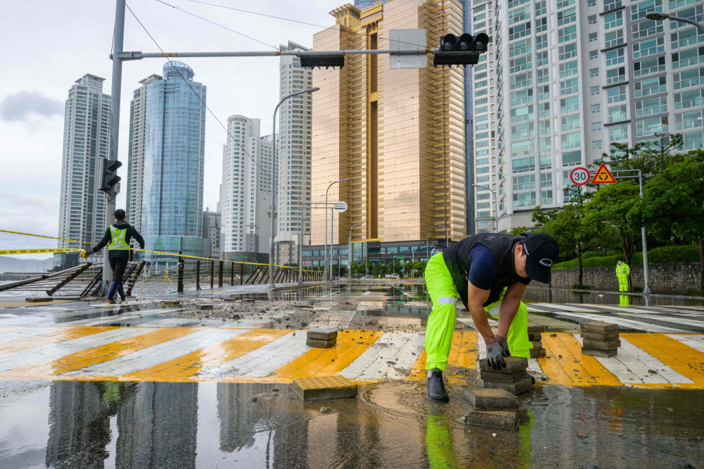 Dilaporkan satu orang meninggal dan sembilan orang lainnya hilang akibat bencana tersebut.