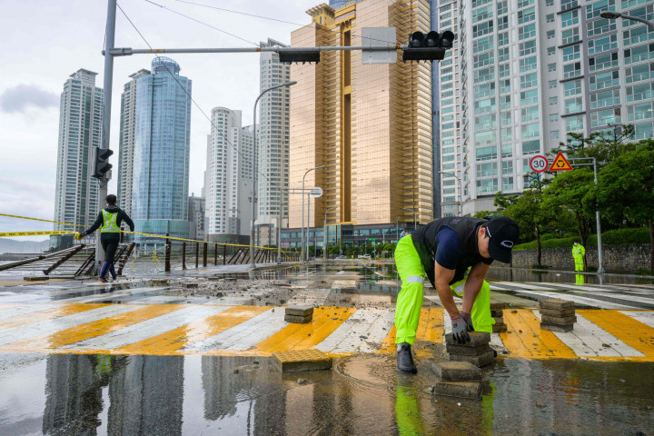 Dilaporkan satu orang meninggal dan sembilan orang lainnya hilang akibat bencana tersebut.