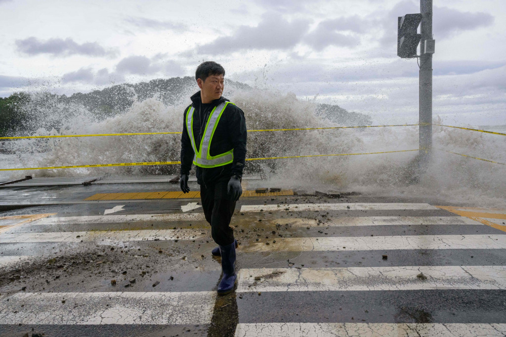 Dilansir AFP, topan Hinnamnor merupakan salah satu topan paling kuat yang melanda Korsel dalam beberapa tahun terakhir. Topan tersebut menerjang Pulau Jeju di bagian selatan negara itu pada Senin, 5 September 2022, malam sebelum menerjang kota pelabuhan Busan pada Selasa, 6 September 2022, dini hari.