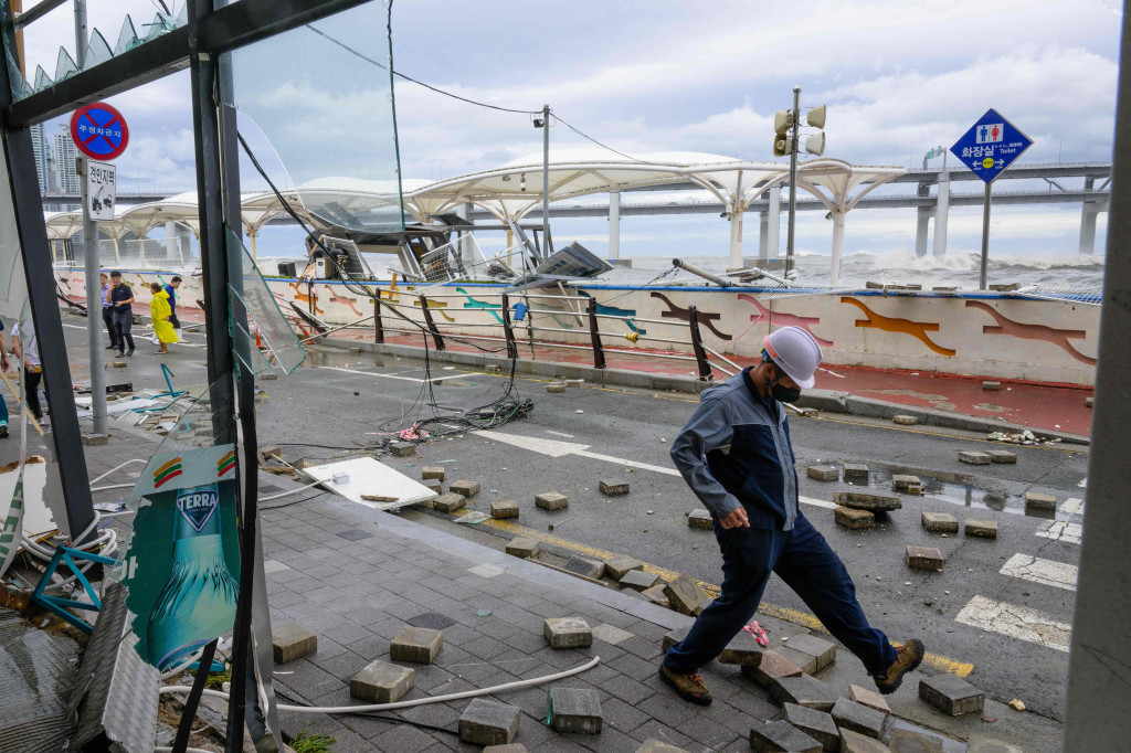 Terjangan topan Hinnamnor di Busan memicu ombak besar dan hujan deras, yang memicu kerusakan pada ruas jalanan dan pertokoan di tepi pantai.