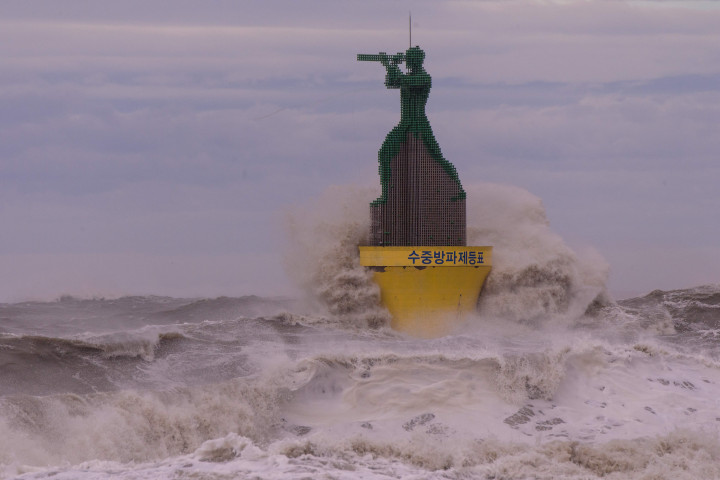 Pada Selasa pagi, di kota pelabuhan timur Pohang, seorang wanita tua berusia 70-an tersapu banjir dan tewas, kata Markas Besar Penanggulangan Bencana dan Keselamatan Pusat.